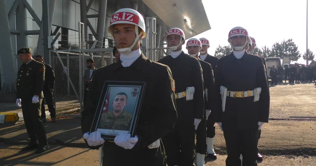 Terhisine 1 hafta kala nefes borusuna yiyecek kaçması sonucu ölen er, toprağa verildi Bingöl Haberleri