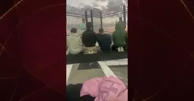 ABD de namaz kılan Müslüman öğrenciler hedef alındı! Hakaret ve saldırı anları kaydedildi