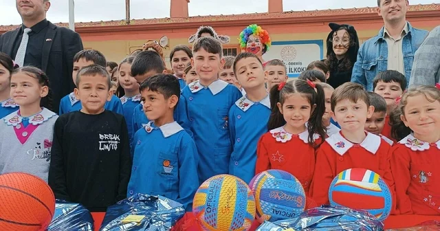 Öğretmen Eren, projesiyle kırsaldaki öğrencilerin yüzünü güldürdü İzmir Haberleri