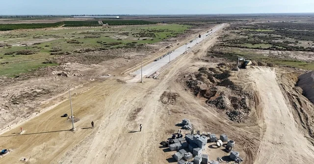 Adana Valisi Köşger: 1 milyar TL lik yatırım hayata geçiriliyor Adana Valisi Yavuz Selim Köşger, Türkiye nin atıl alanlarından birinin ekonomiye kazandırıldığını belirterek, Yaklaşık 1 milyar TL lik yatırım hayata geçiriliyor dedi Adana Haberleri