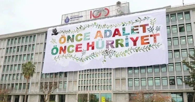 O pankart kurultay yolcusu