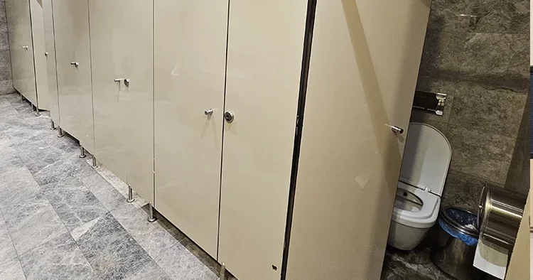 AVM nin kadınlar tuvaletinde sapık skandalı! 2 kişi polis tarafından yakalandı