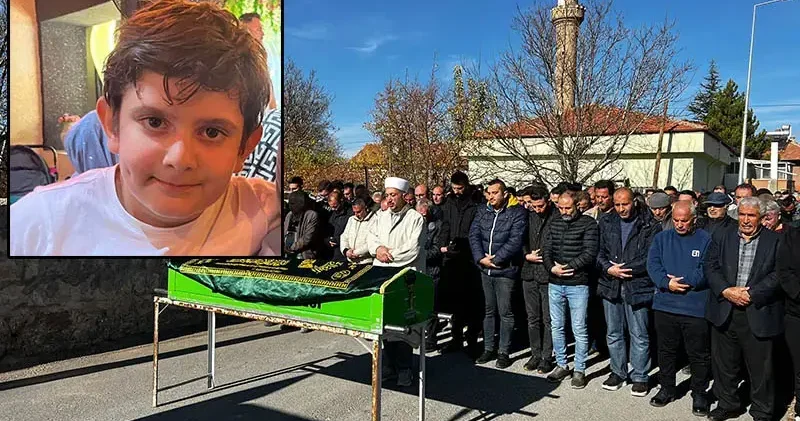 Nefes borusuna kaçan jelibon kaçan 8 yaşındaki Ahmet, toprağa verildi