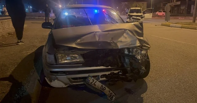 Erzincan da iki araç kafa kafaya çarpıştı: 3 yaralı Erzincan Haberleri