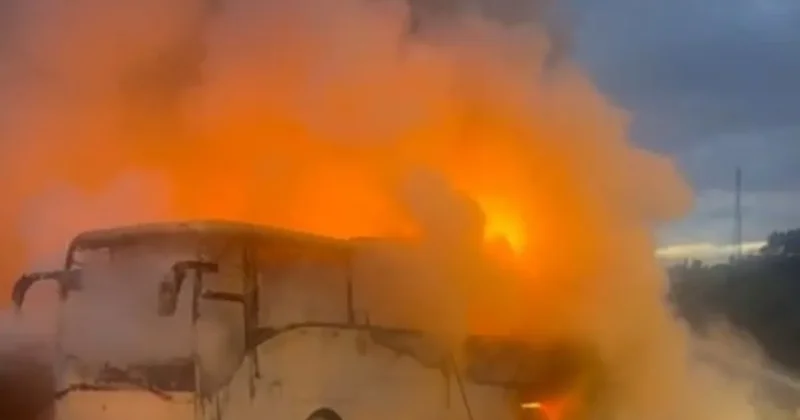 Otoyolda yürekler ağza geldi Otobüs alevlere teslim oldu: Ortaokul öğrencilerini taşıyordu!