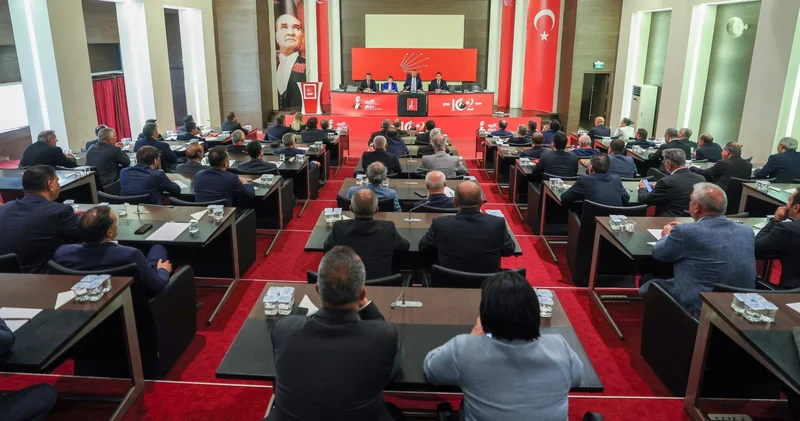 CHP lideri Özel, kurultay öncesi 81 il başkanıyla bir araya geldi