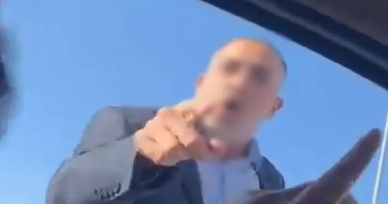 Yol verme kavgası kamerada: Camı yumruklayıp hakaretler yağdırdı