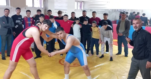 Develi de liselerarası güreş müsabakaları yapıldı Kayseri Haberleri