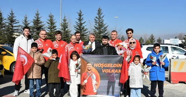 Olimpiyat fatihi çiçeklerle karşılandı Erzurum Haberleri