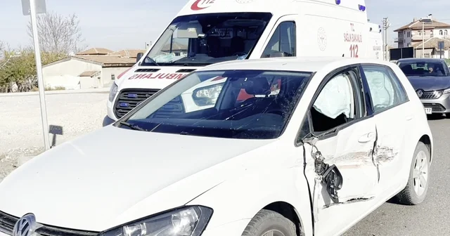 Kontrolden çıkan otomobil karşı şeride geçip araca çarptı: 1 yaralı Aksaray Haberleri