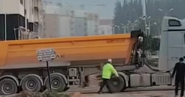 Hatay da polis memuru, yoldaki çukuru kürekle kapattı; O anlar kamerada Hatay Haberleri