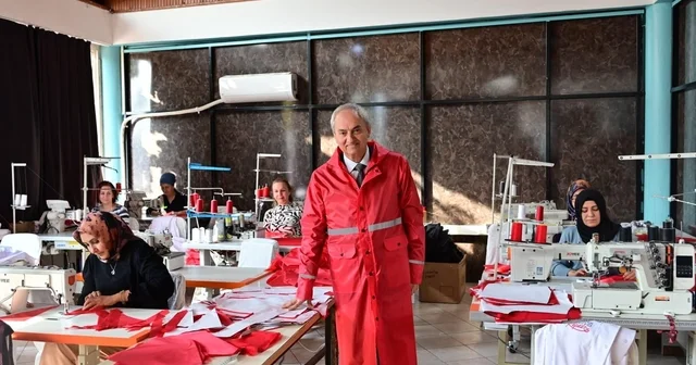 Başkan Kocagöz kadın emeğiyle üretilen yağmurlukları bizzat test etti Antalya Haberleri