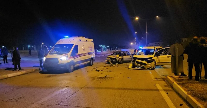 Erzincan da iki aracın çarpışması sonucu 4 kişi yaralandı