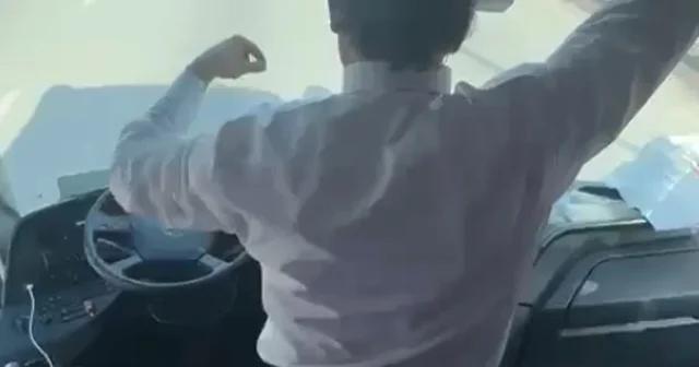 Taraftar otobüsü şoförü, direksiyonu bırakıp oynadı Antalya Haberleri