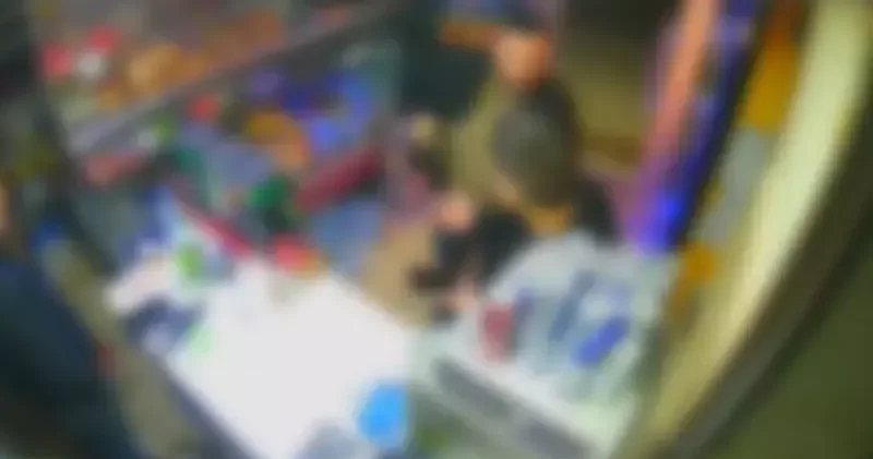 Sarıyer’de arkadaşları içecek çalıp kaçarken gözcülük yapan çocuğu darbedip silah çekti