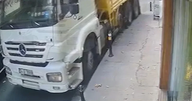 Kamyonun çarptığı duba fırlayarak dükkana girdi