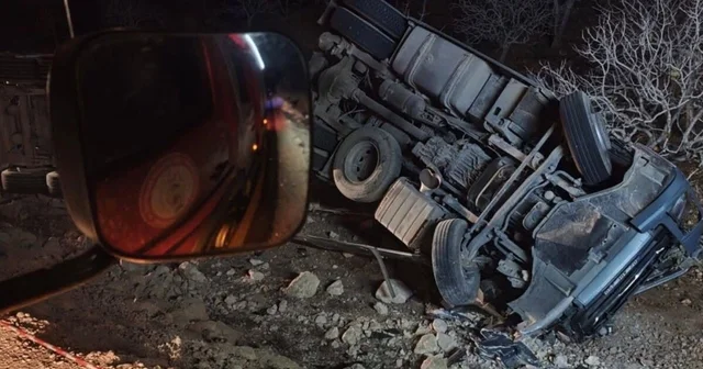 Şanlıurfa da devrilen tırın sürücüsü hayatını kaybetti Şanlıurfa Haberleri