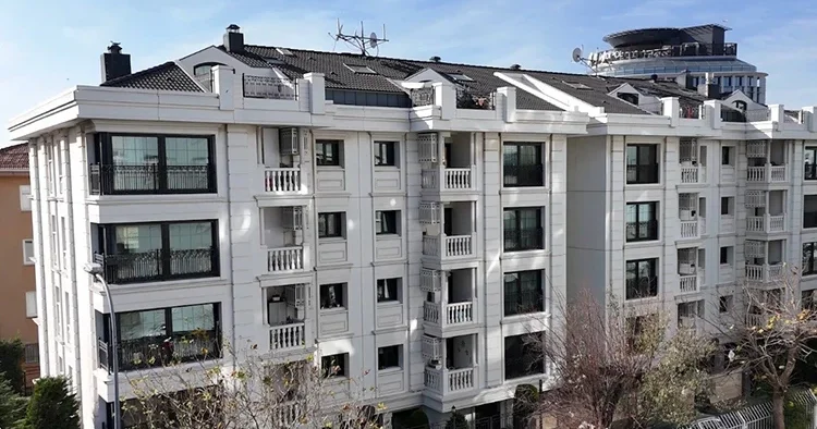 Kadıköy deki lüks dairede kiracı krizi! 85 bin liralık eve ödediği para ev sahibini çileden çıkardı... Tente oyunuyla satışı engelliyor