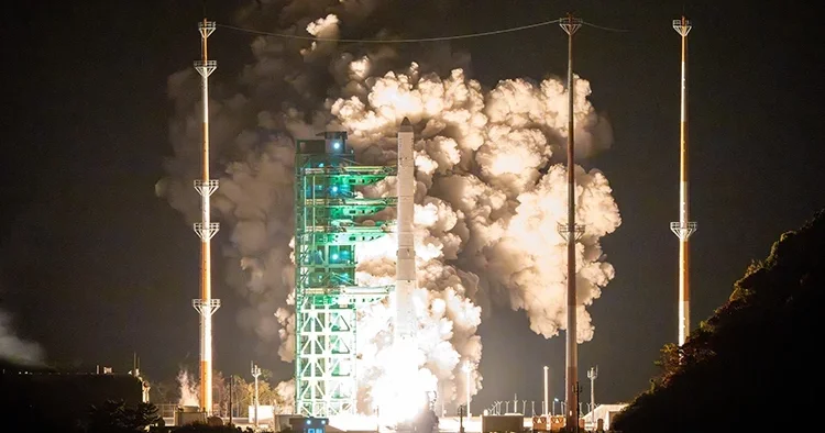 Güney Kore, 13 uydu taşıyan Nuri roketini fırlattı