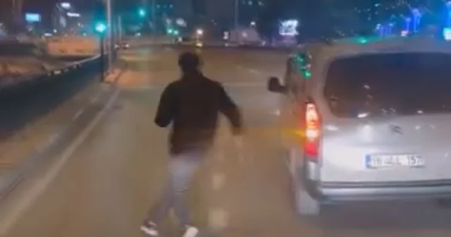 Bursa da yol verme kavgası; sürücünün aracına baltayla saldırdı Bursa Haberleri