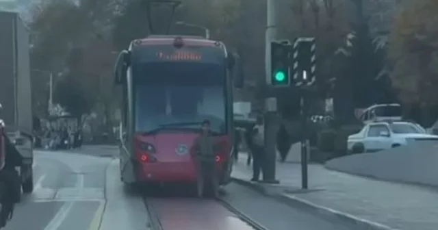 Tramvayın arkasına tutunarak yolculuk eden çocuk yürekleri ağıza getirdi Bursa Haberleri