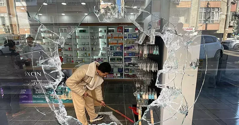 Eczaneye pompalı tüfekli saldırı; çok sayıda saçma isabet etti