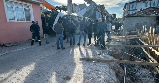 Gönen de çalışma halindeki beton mikseri yan yattı Balıkesir Haberleri