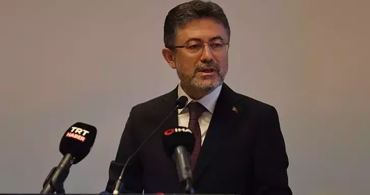 Bakan Yumaklı: İzmir’de sağlıksız koşullarda depolanan 30 ton gıda ürünü ele geçirilmiştir