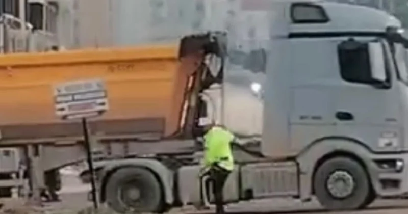 Polis memurundan takdir toplayan hareket: Yoldaki çukuru kürekle kapattı Sözcü Gazetesi