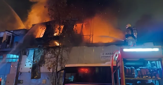 Bursa da iş yeri yangını: Alevler çevredeki işletmelere sıçradı Bursa da çıkan yangın 4 işletmede maddi hasara yol açtı Bursa da yangın: Çevredeki 4 işletme zarar gördü Bursa Haberleri