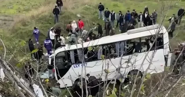 Esenyurt ta servis minibüsü şarampole devrildi: Ölü ve yaralılar var VİDEO İZLE