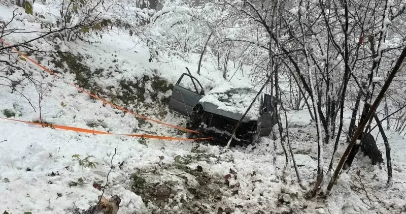 Kardan kayganlaşan yolda kontrolden çıkan otomobil şarampole devrildi Sakarya Haberleri