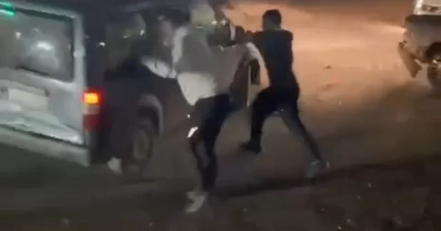 Trafik tartışmasında hafif ticari aracına sopayla saldırılan sürücüsü, 3 araca çarptı; o anlar kamerada Kocaeli Haberleri