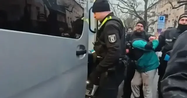 Alman polisinden Filistin e destek eyleminde sert müdahale: Gazetecilerin çekim yapması da engellendi VİDEO İZLE