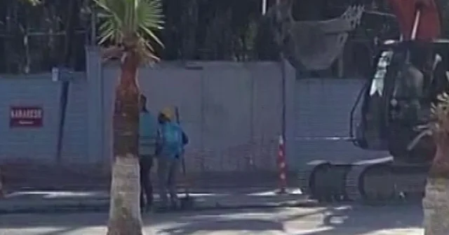 Soğuk havada ısınmak için kürekle halay çeken işçiler ilgi odağı oldu Hatay Haberleri