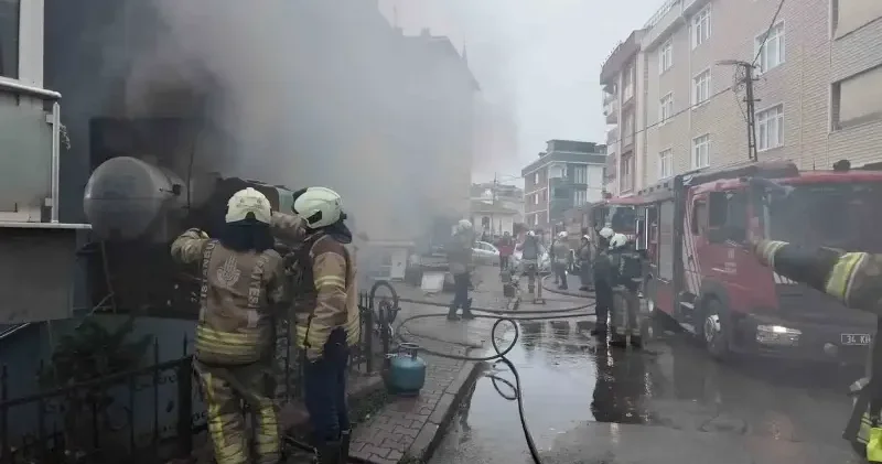 Çekmeköy’de mobilya atölyesinde çıkan yangın korkuttu: 3 katlı bina kullanılamaz hale geldi Gündem Haberleri