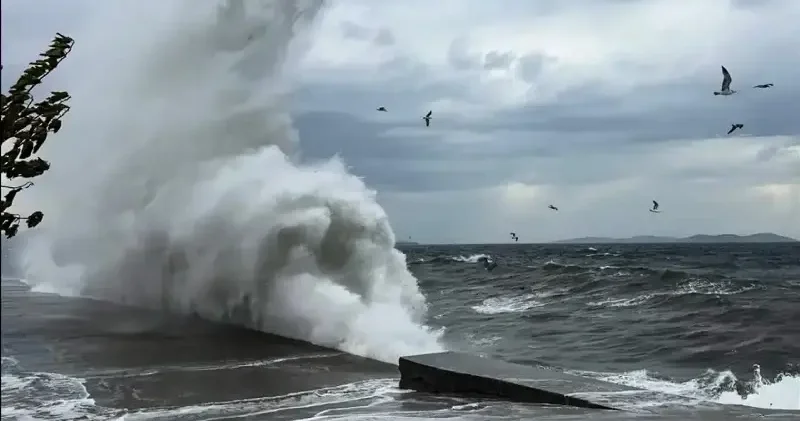 Meteorolojiden denizlerde kuvvetli fırtına uyarısı Gündem Haberleri