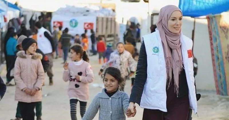 Gazzelilere battaniye ve çadır dağıtıyor