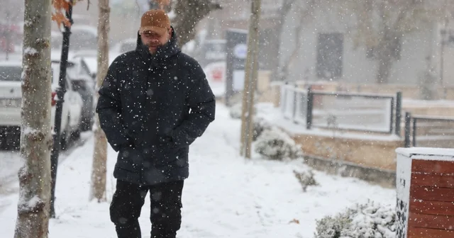 Elazığ da kar yağışı sürüyor: 4 bin yıllık tarihi Harput beyaza büründü Elazığ Haberleri