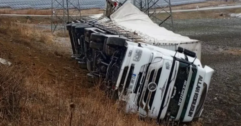 Muş’ta tır şarampole yuvarlandı