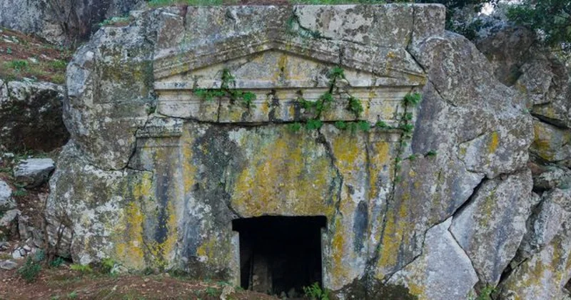 Marmaris’te 2 bin 500 yıllık kaya mezarı koruma altına alındı