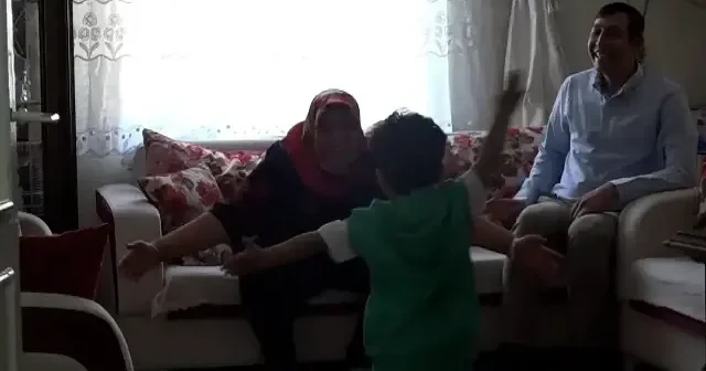 Yavruları ‘Umut’u kaybeden çift koruyucu aile oldukları çocuğa ‘umut’ oldu VİDEO İZLE