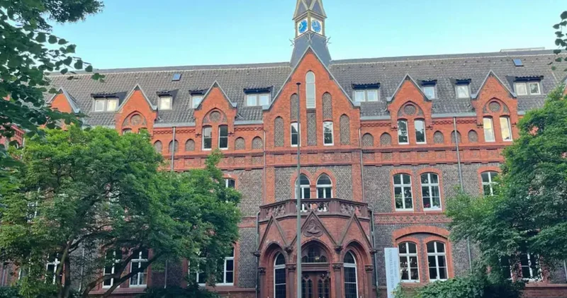 Almanya da cemaatsiz kalan kiliseler dükkânlara dönüşüyor