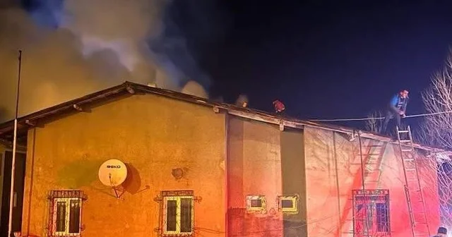 Refahiye de köy konağı eklentisinde yangın Erzincan Haberleri