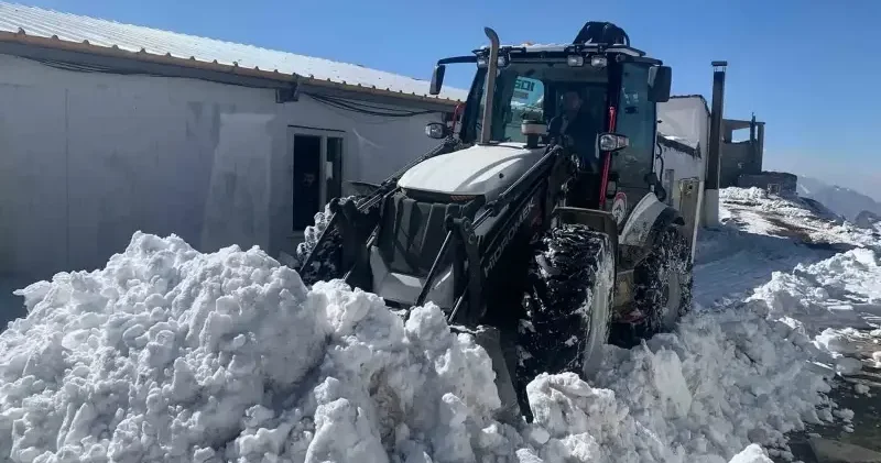 Hakkari’de iki köy ve 10 mezra yolu kapandı Gündem Haberleri