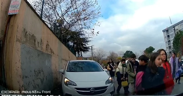 Okuldan çıkan öğrencilerin üzerine otomobilini sürdü; o anlar kamerada Bursa Haberleri