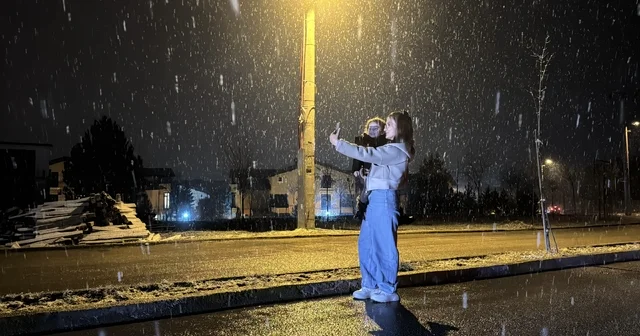 Safranbolu nun yüksek kesimlerinde kar yağışı etkili olmaya başladı Kar yağışı sonrası araçlar beyaza bürünürken vatandaşlar soluğu sokaklarda aldı Karabük Haberleri