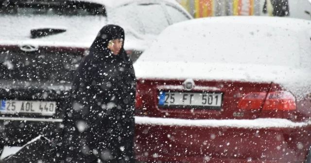 Oltu ilçe merkezine mevsimin ilk karı düştü Erzurum un Oltu ilçesinde kar yağışı etkili oldu Erzurum Haberleri