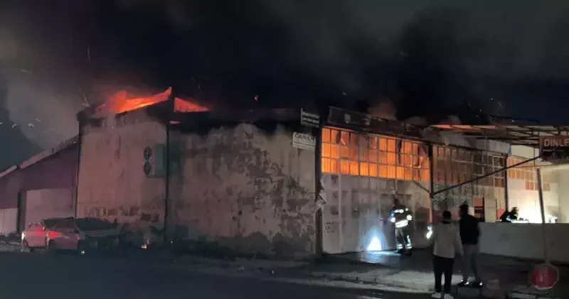 Hatay da oto tamirhanesinde çıkan yangın, 3 iş yerine sıçradı