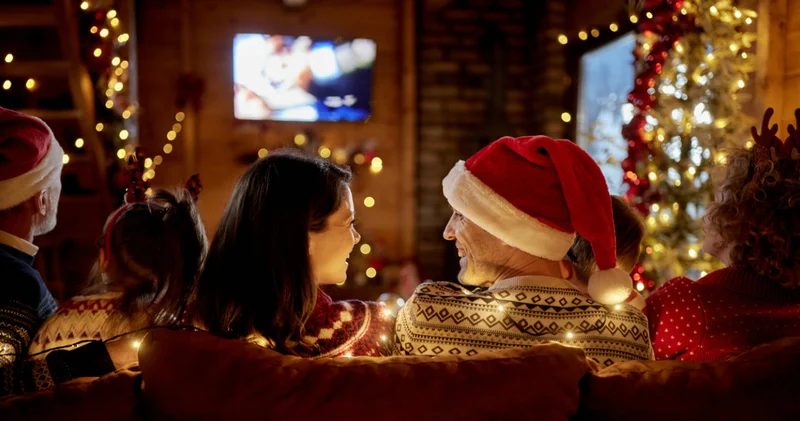 Yeni yılı evde kutlayacaklara özel: Mumlar, atıştırmalıklar ve oyunlarla 2026 yı evinizde en eğlenceli şekilde karşılayın!